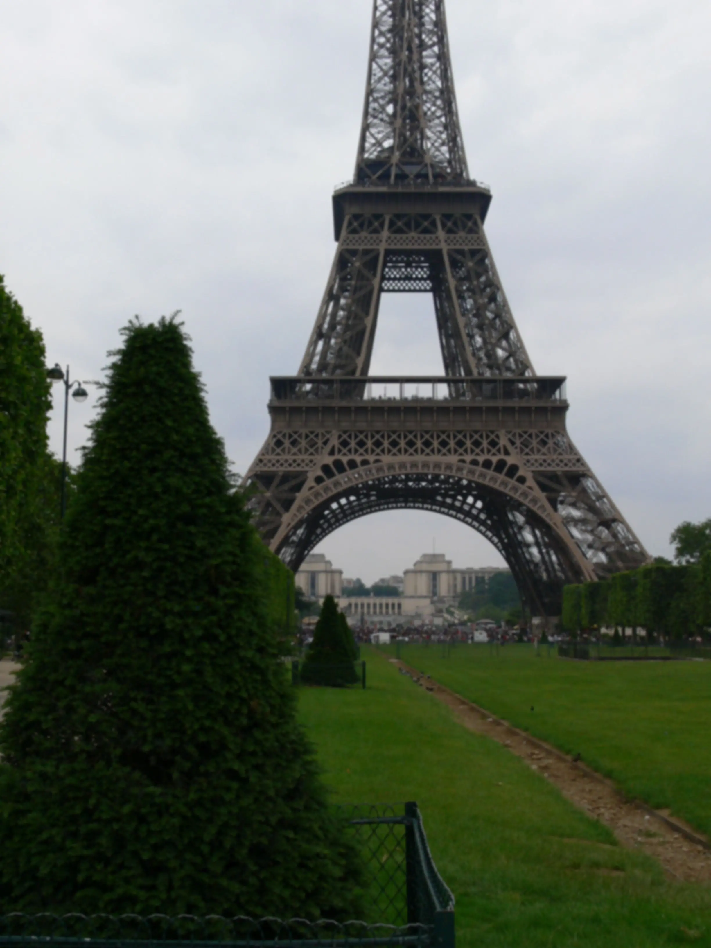 Unscharfes Foto mit Eiffelturm..