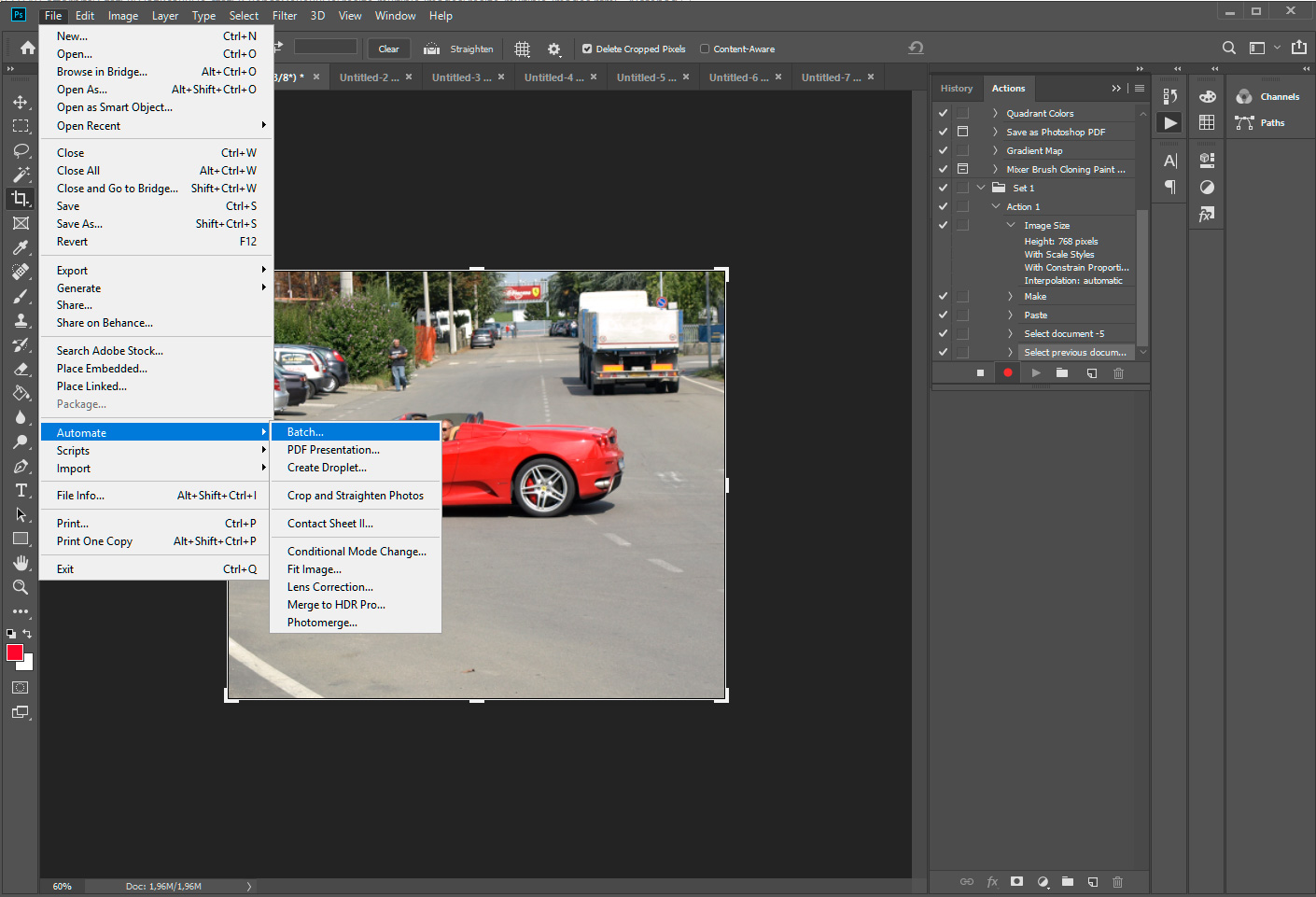 Bilder in Adobe Photoshop zuschneiden.